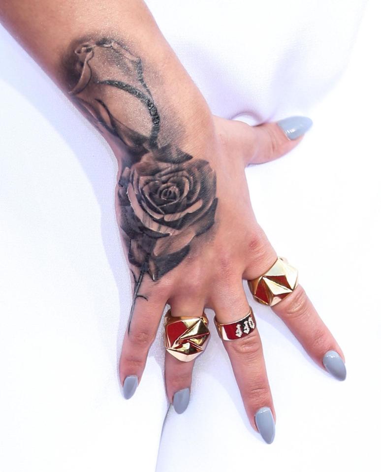  Rita Ora is getting the rose tattoo on her hand removed