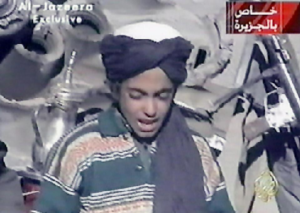  Hamza surrounded by armed militia in 2001