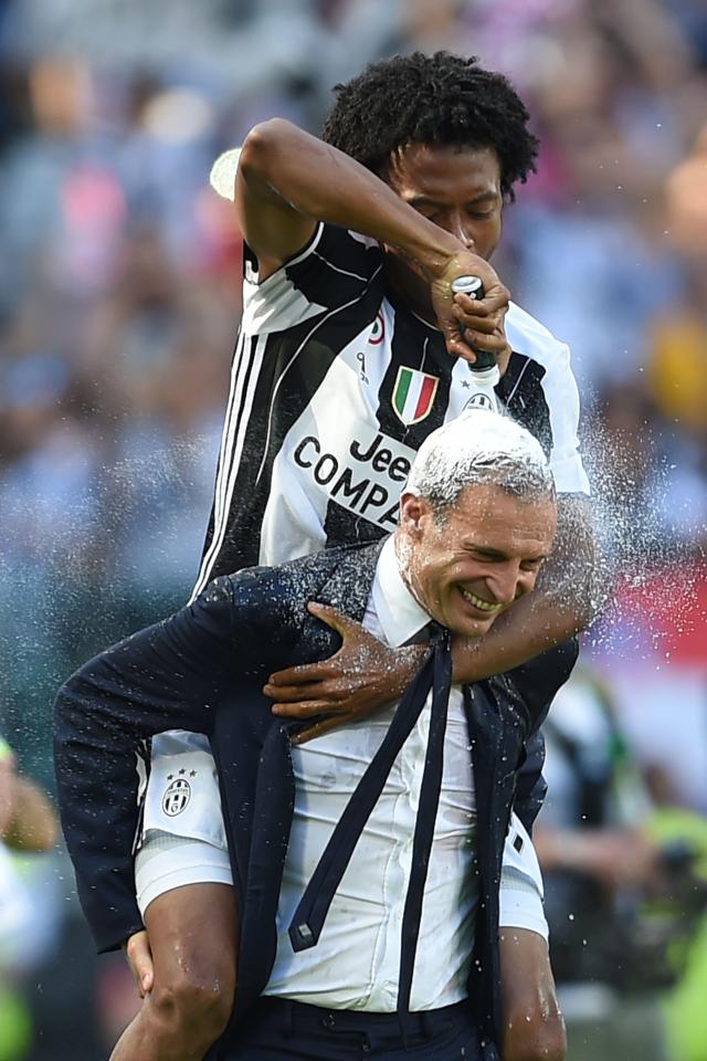  Juan Cuadrado sprays Juventus manager Max Allegri during their title celebrations