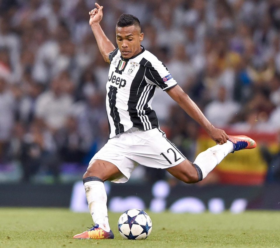  Alex Sandro remains the main defensive target for Chelsea boss Antonio Conte