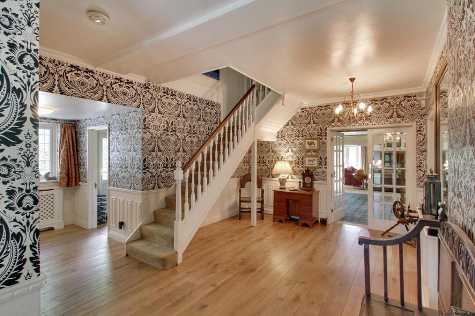  The entrance to the house is a cosy hallway with parque flooring