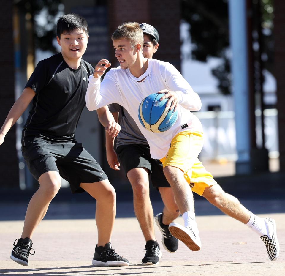  The singer also had time to shoot some hoops with local youngsters