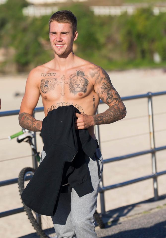  Justin goes for a topless stroll in Australia