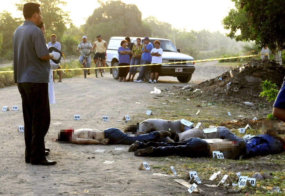 Mexican cops stand over five dead bodies in Novolato, Sinaloa State