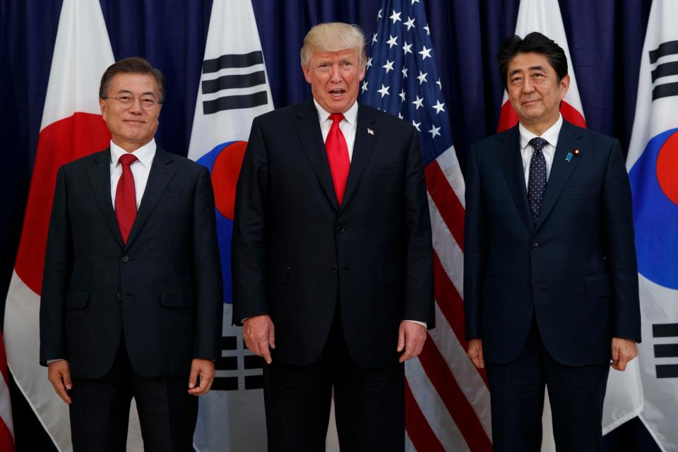  Donald Trump with Japanese Prime Minister Shinzo Abe (R) and South Korean President Moon Jae-in at the G20 summit