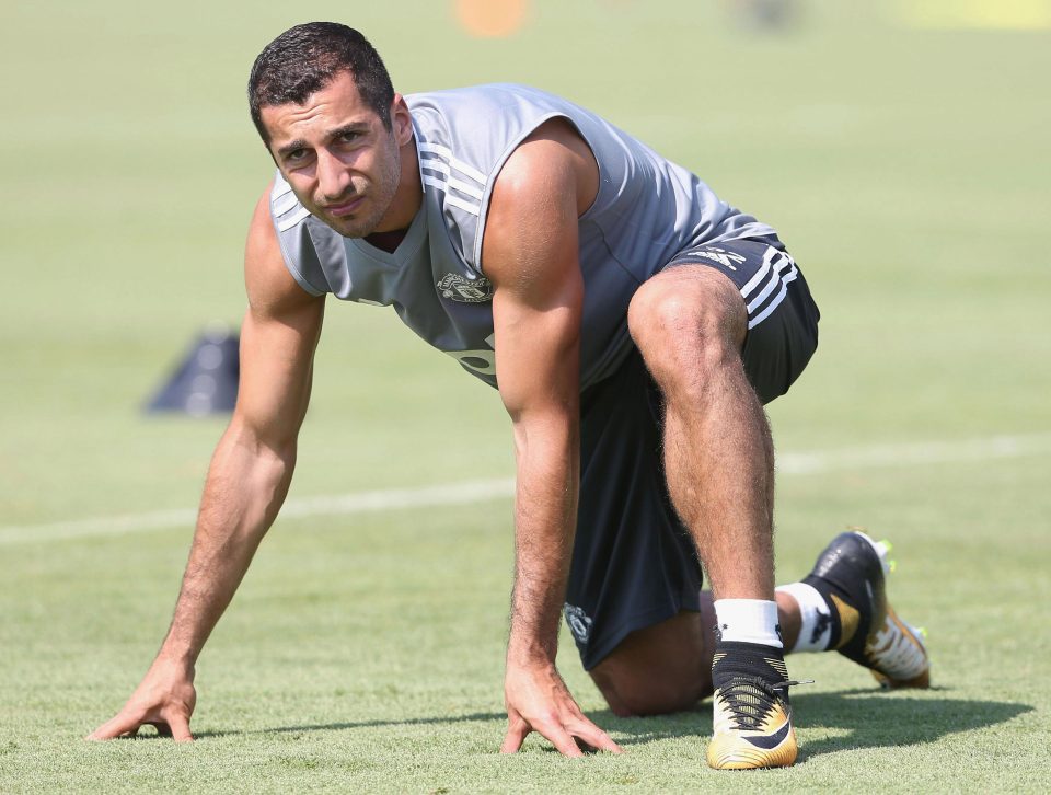  Henrikh Mkhitaryan gets back into the swing of training with Man United