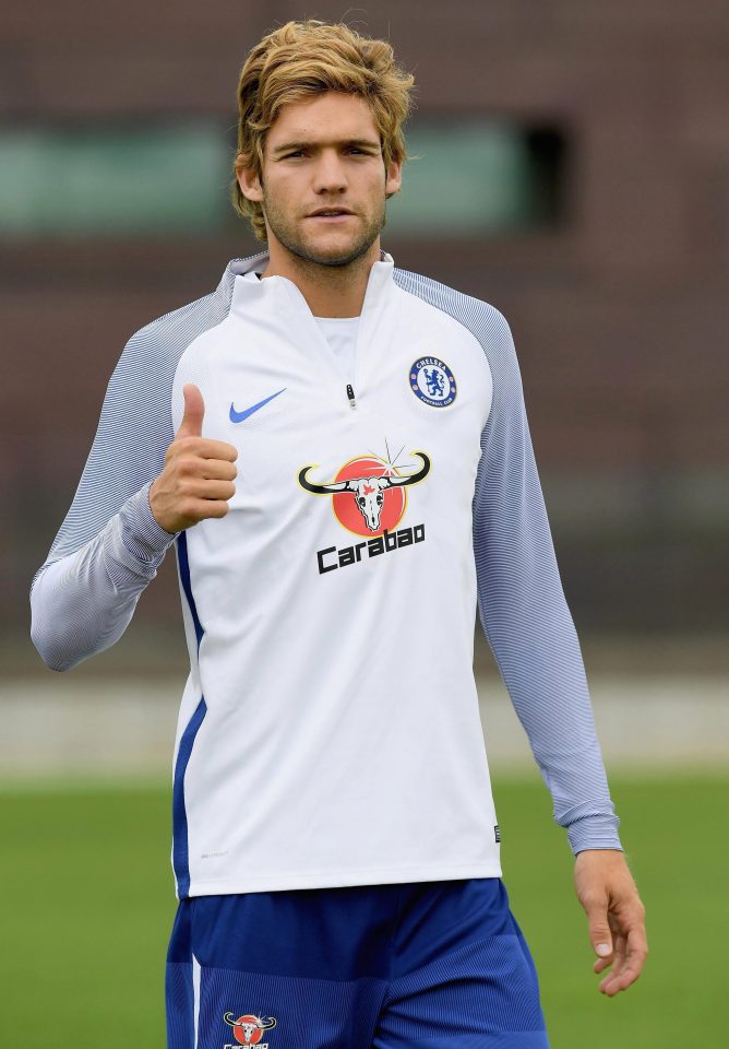  Marcos Alonso gave a thumbs up during the training session