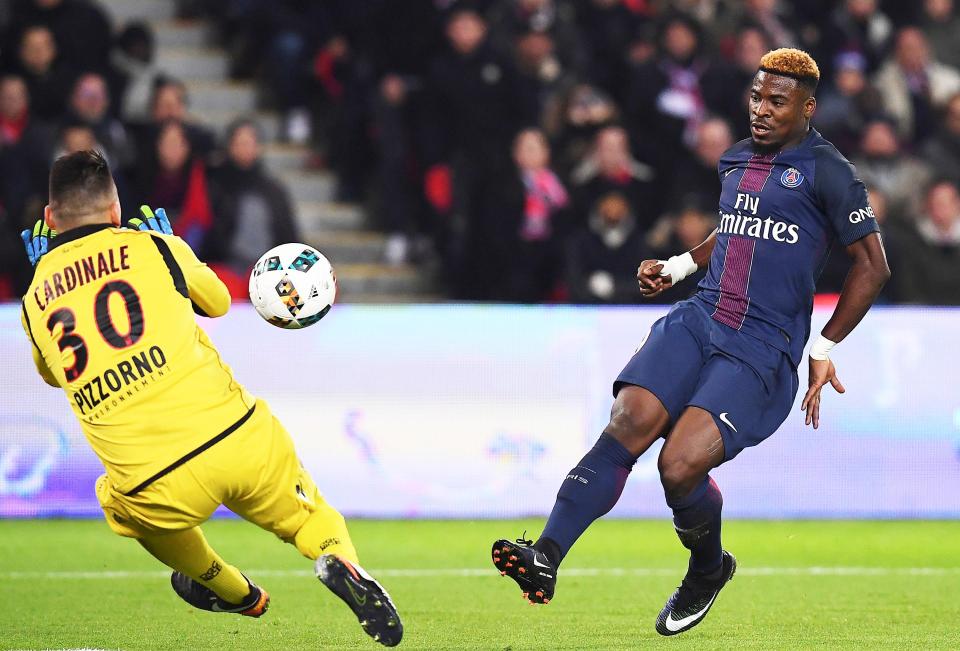  Manchester United have made contact with PSG over Serge Aurier