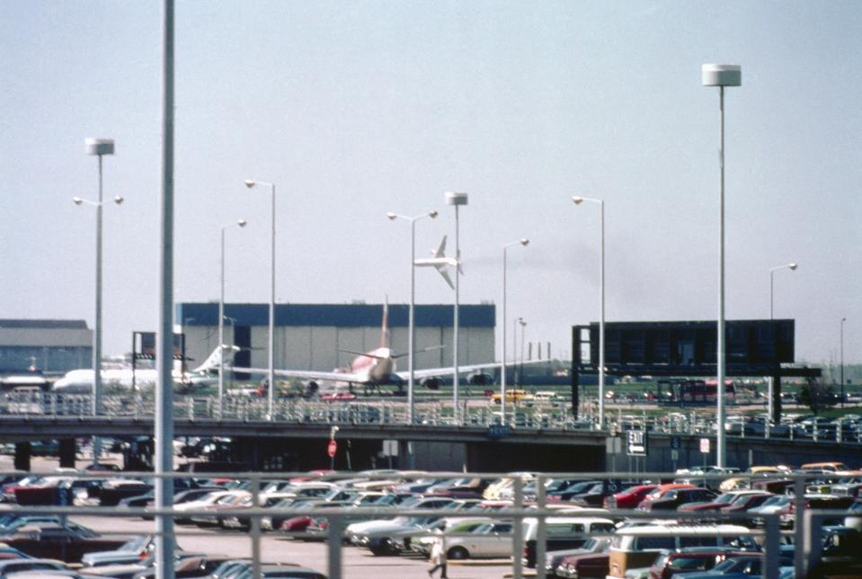  Moments after take-off the left engine of Flight 191 from Chicago to Los Angeles fell off