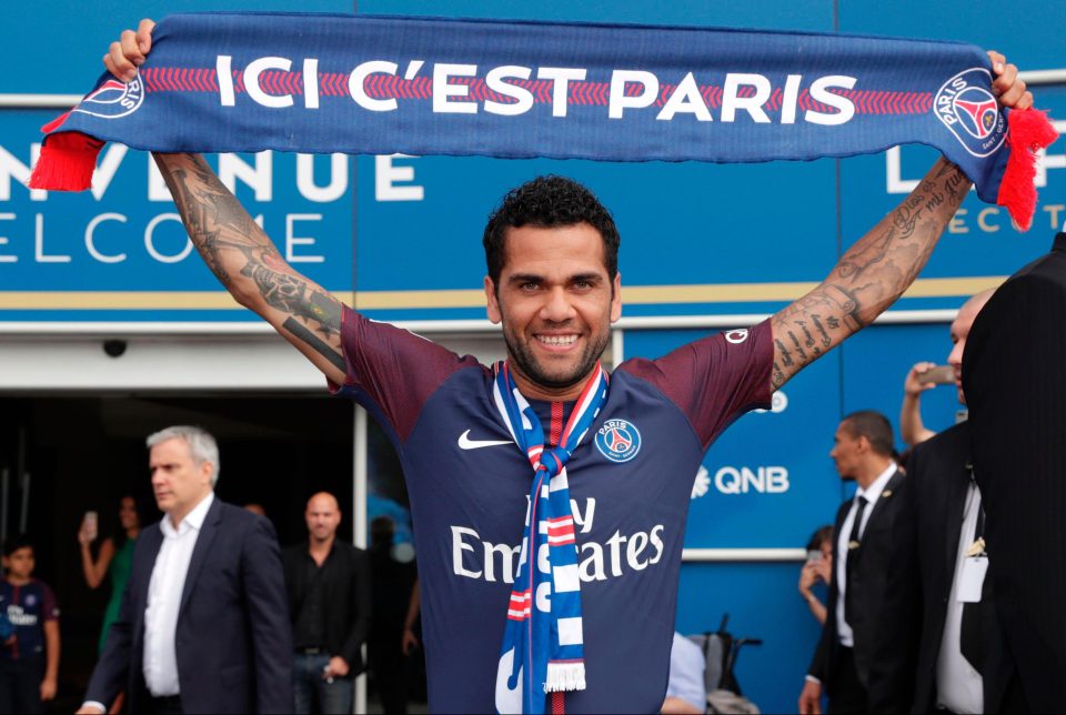  Paris Saint-Germain won the race to sing Brazil veteran Dani Alves from Barcelona