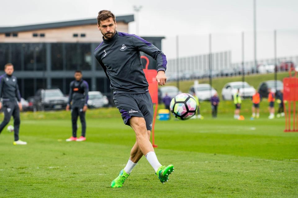  Fernando Llorente is being chased by champs Chelsea