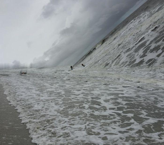  Water picture! This panoramic appears to capture the sea folding in on itself