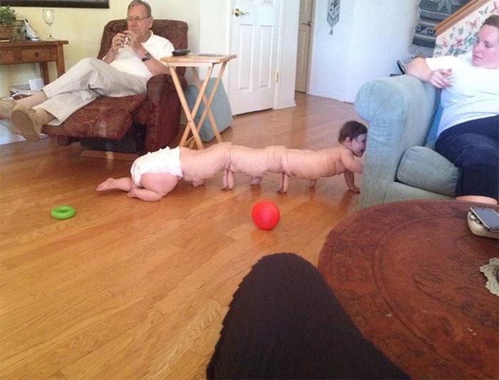  This failed panoramic looks like something out of a horror film thanks to the baby's super-long body and multiple sets of arms