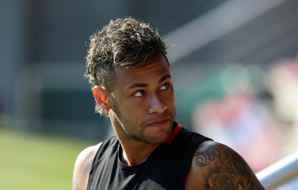  Neymar's representatives are in contact with Paris Saint Germain