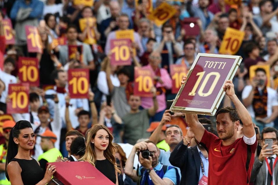  Roma fans pay tribute to Francesco Totti during final game against Genoa