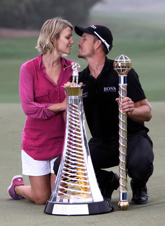  Open 2016 champion Henrik Stenson and wife Emma Lofgren kiss after a championship in Dubai