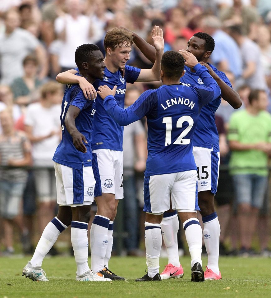  Aaron Lennon celebrates with his Everton team-mates