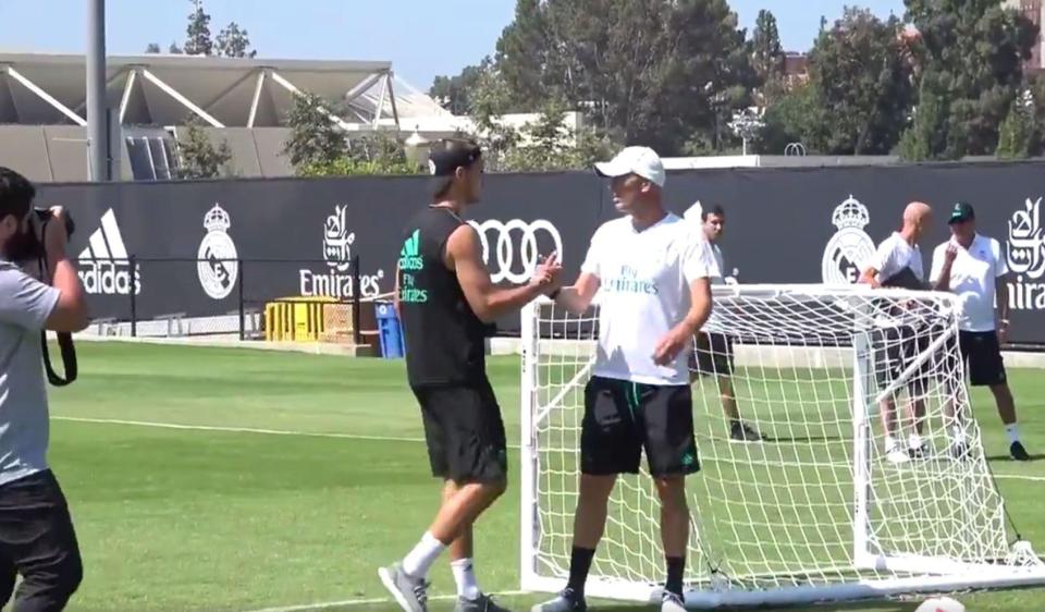  Alvaro Morata shakes hands with Zinedine Zidane as he leaves Real Madrid