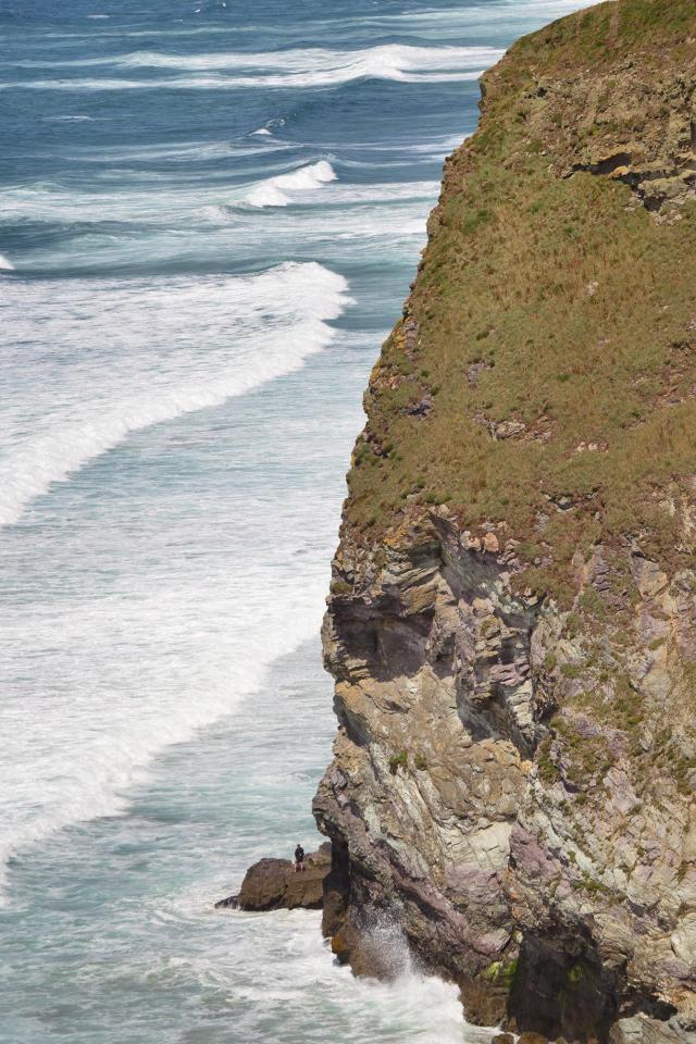  Holidaymakers were caught on a low rock ledge between Porth and Watergate Bay