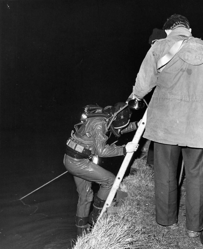  Police diver Sgt Ken German of the Underwater Search Unit attempts to find the ‘Richardson Torture Box'