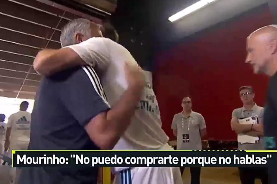  Jose Mourinho greets Gareth Bale in the tunnel