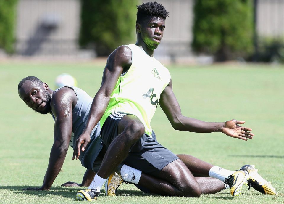  Romelu Lukaku and Axel Tuanzebe get stuck in during pre-season training