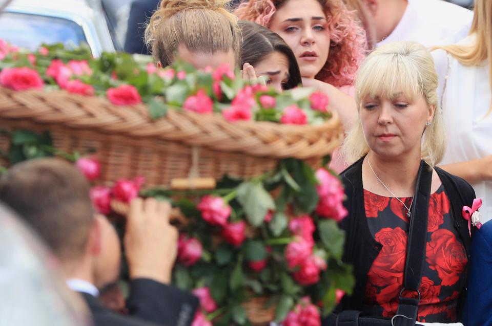  Saffie's mum Lisa (far right) alongside her daughter's coffin