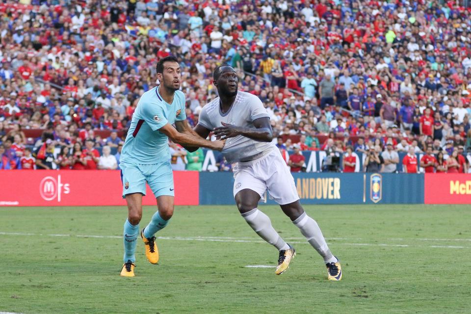  Romelu Lukaku tangles with Barcelona's Sergio Busquets