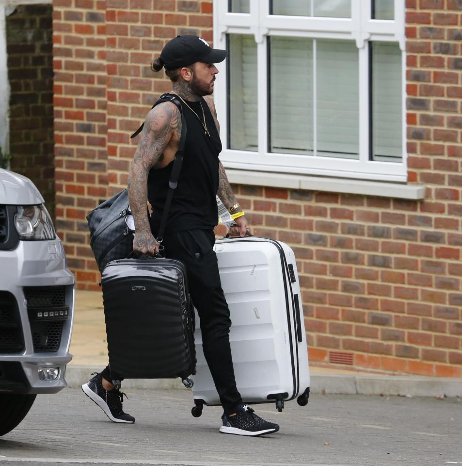  Pete helped Megan unload all her suitcases from the car