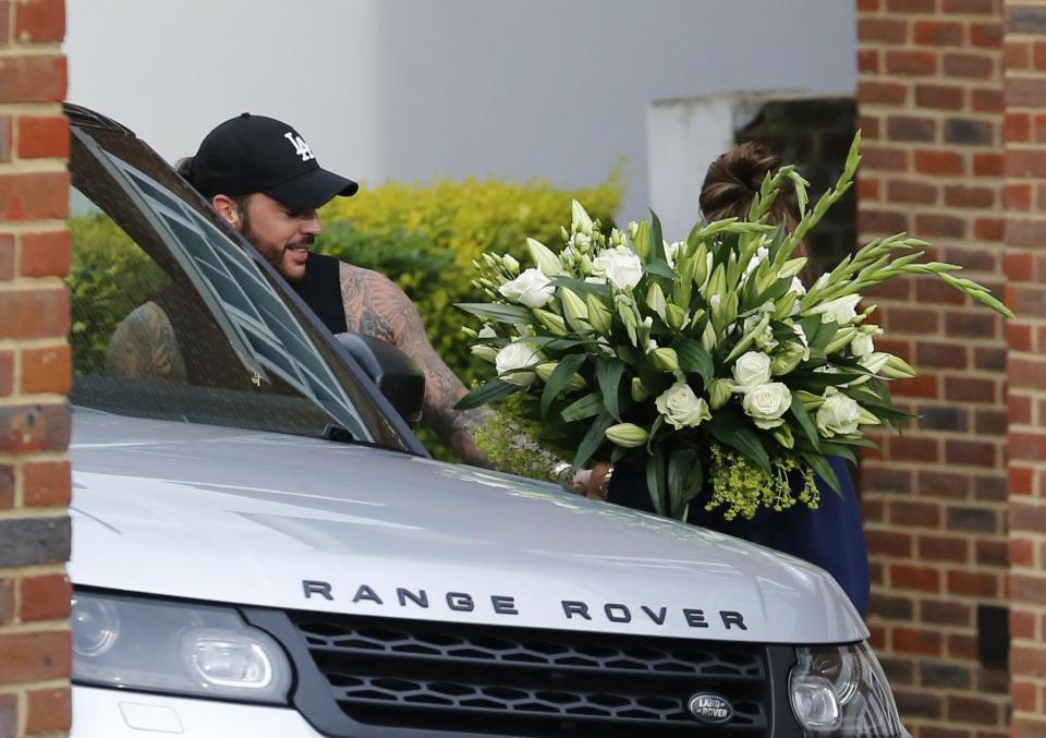  The star was handed a huge bunch of roses and lilies by her on-off boyfriend