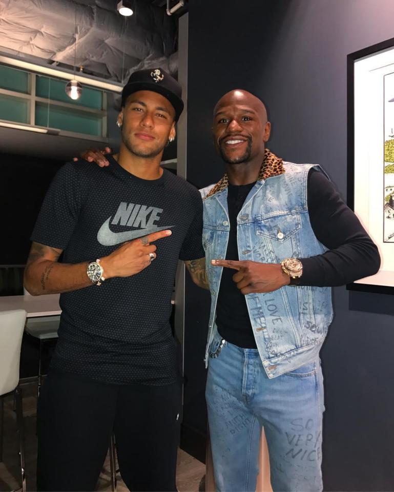  Neymar poses for a picture with boxing legend Floyd Mayweather in the USA