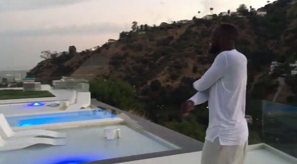  Romelu Lukaku also danced next to the swimming pool