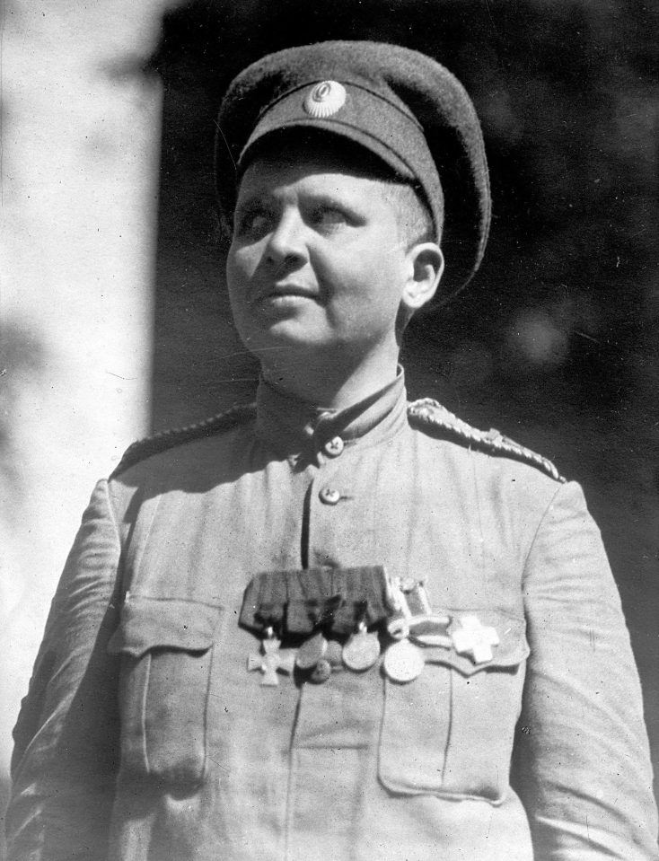  Maria Bochkareva enlisted as a female solider in the Twenty-fifth Reserve Battalion, undertaking a fighting role on the front-line from 1915 to 1917.