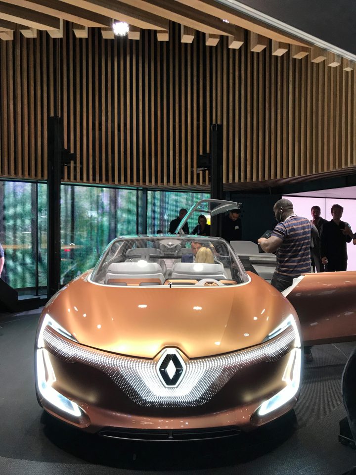  Driverless Renault Symbioz will park on your roof