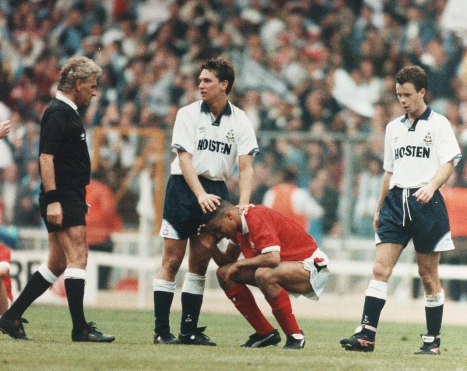  Gary Lineker consoles Des Walker after his late own goal in the cup final