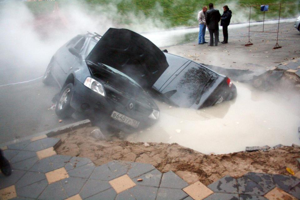  Two cars got sucked into this sinkhole filled with boiling water in Samara in Russia in October 2016