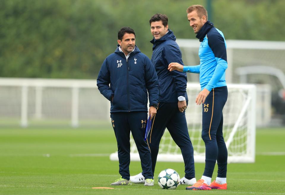  Kane with Pochettino during a Spurs training session