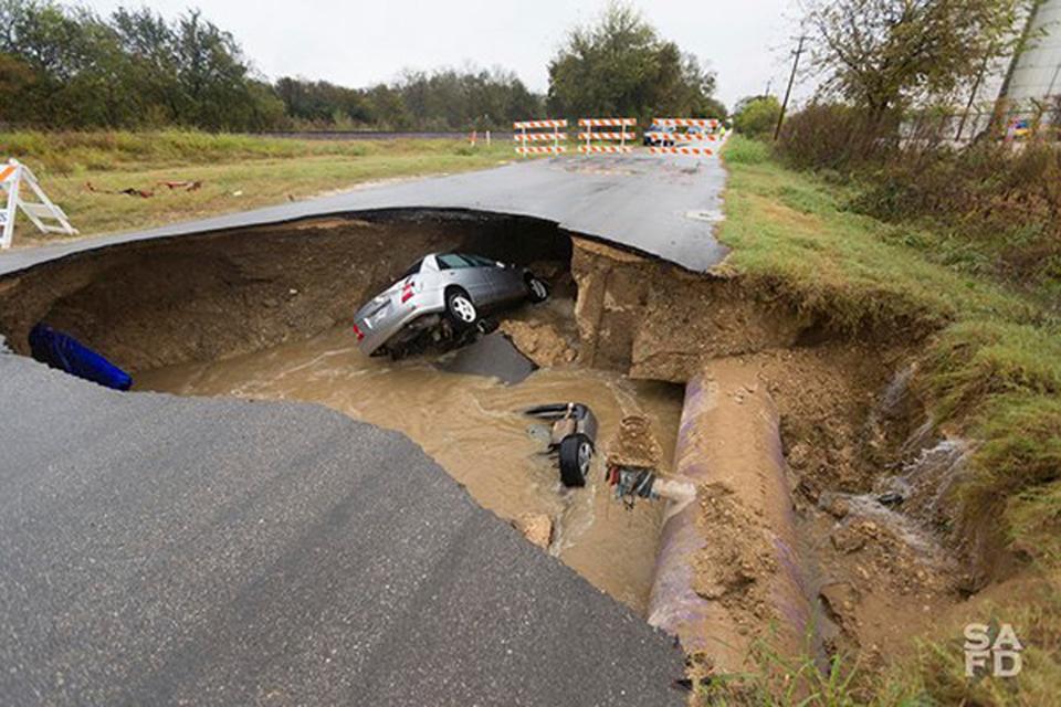  Two vehicles plunged into this sinkhole in San Antonio, Texas in late 2016