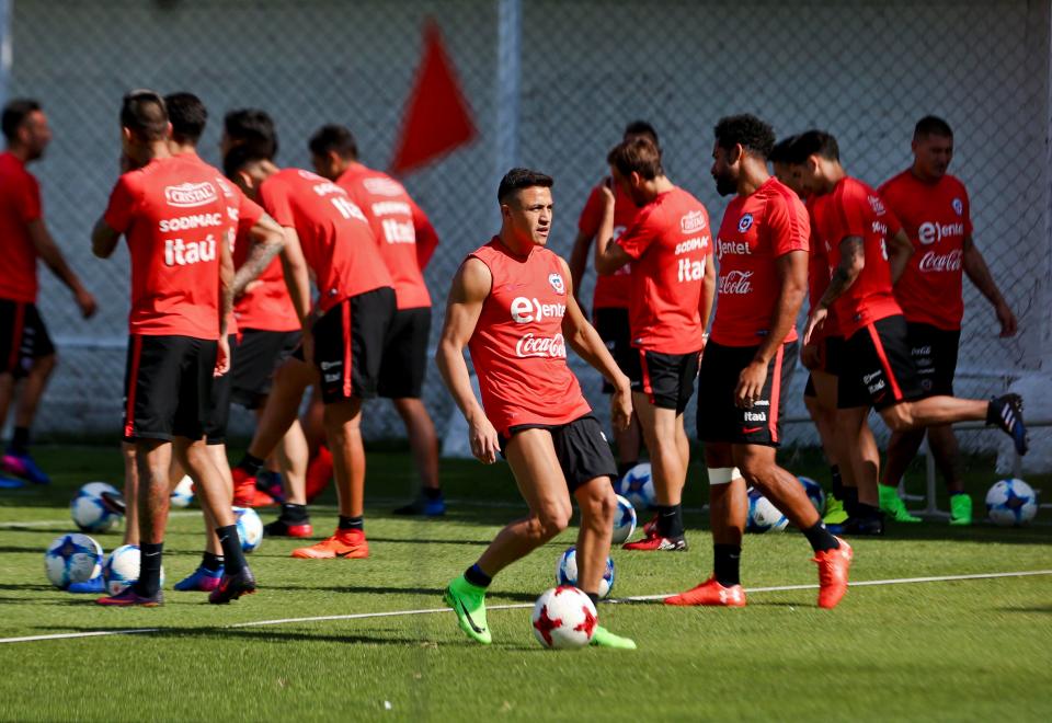  Alexis Sanchez has told his Chile team-mates he is joining Manchester City