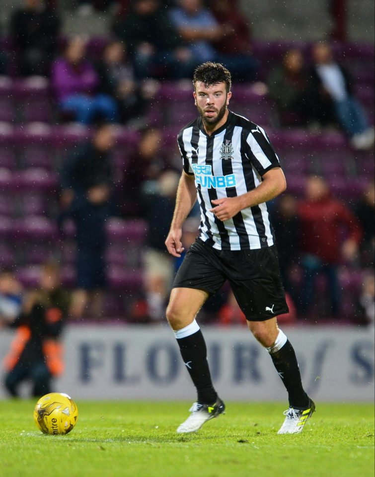  Norwich City complete a four-year deal for Grant Hanley