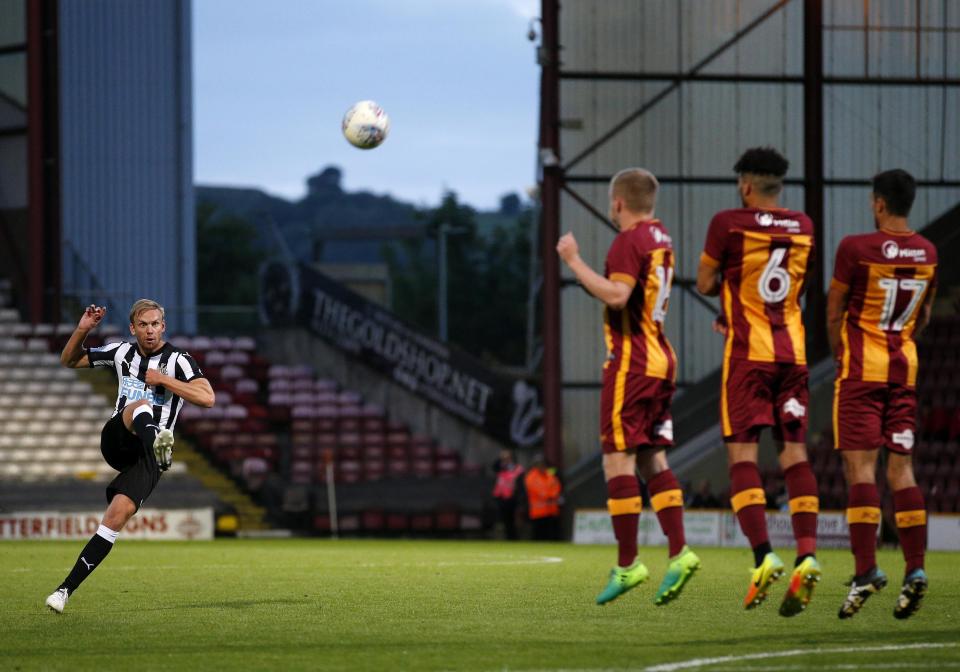  Siem de Jong takes a free kick against Bradford in pre-season