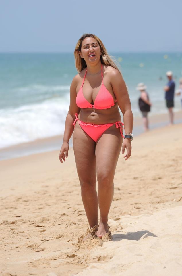  Sophie Kasaei has showed off her curves in a bright pink bikini