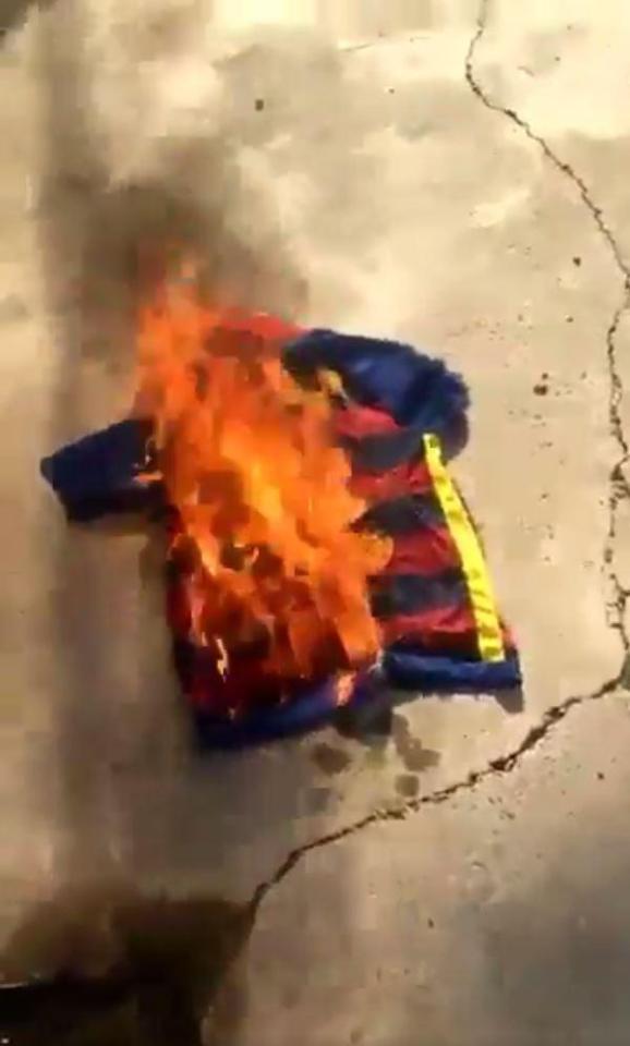  A Barcelona fan burns his Neymar Jr shirt on Twitter