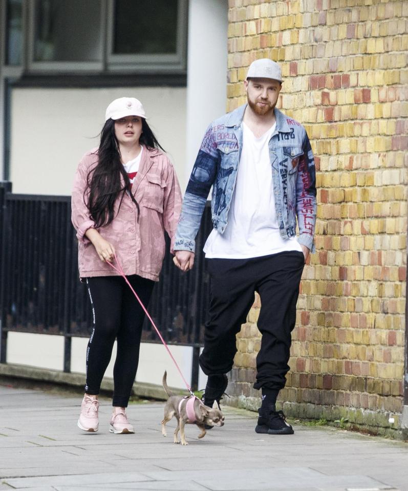  Scarlett wears a pink jacket, black leggings and pink trainers