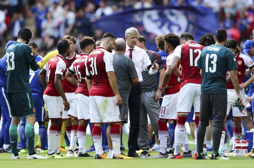  Arsene Wenger talks to the Arsenal players ahead of their penalty shootout against Chelsea