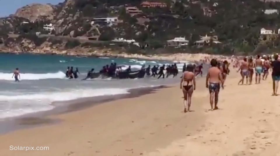 Moment migrants come to shore in Spain 