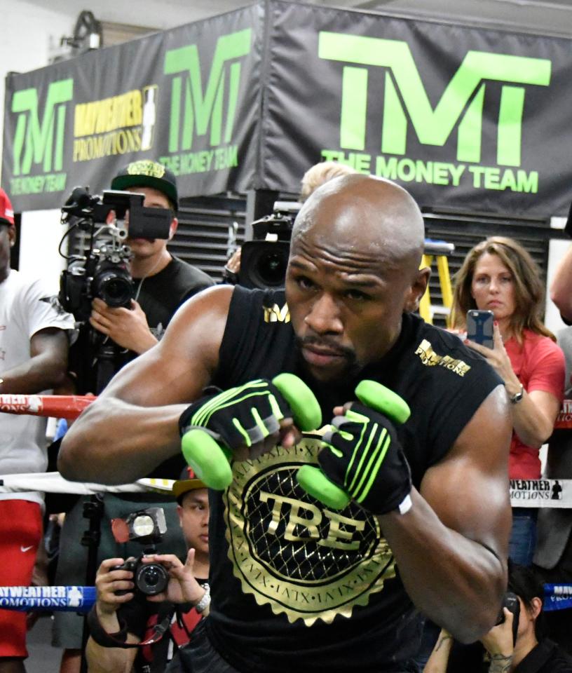  Mayweather works with weights as he seeks to overcome a 12-year gap from McGregor