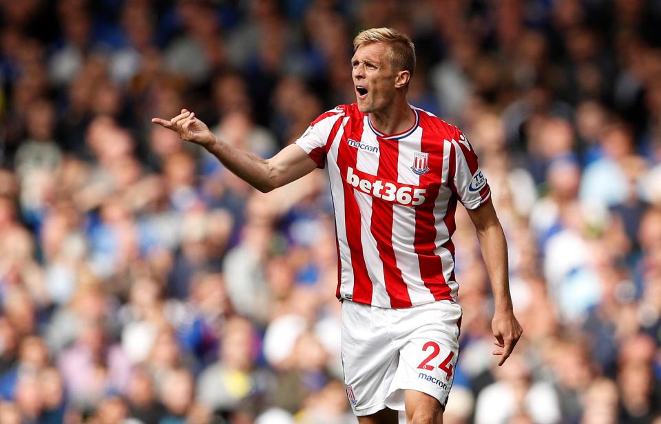  Darren Fletcher is clearly agitated during his Premier League debut for Stoke