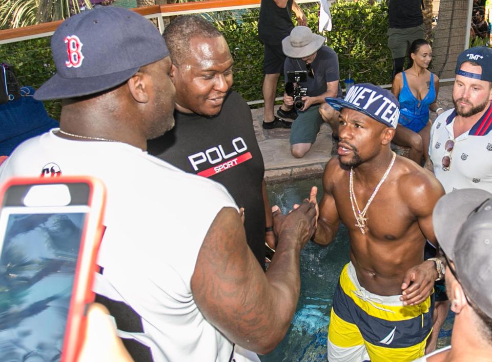  Floyd Mayweather met Shaquille O'Neal in Las Vegas while the latter played a DJ set