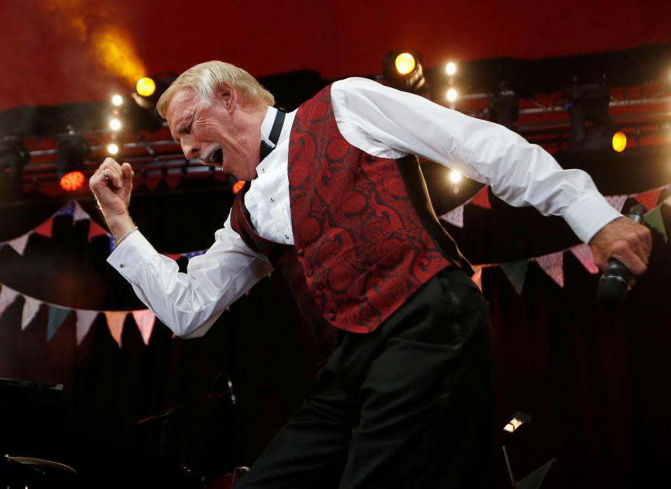  Sir Bruce Forsyth in his iconic pose